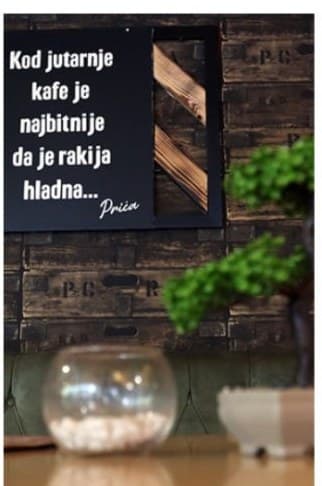 Crna tabla sa natpisom: Kod jutarnje kafe je najbitnije da je rakija hladna