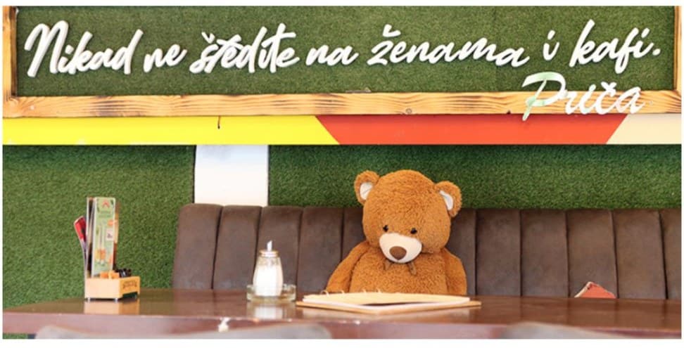 Natpis na zidu od mahovine: Nikad ne štedite na ženama i kafi