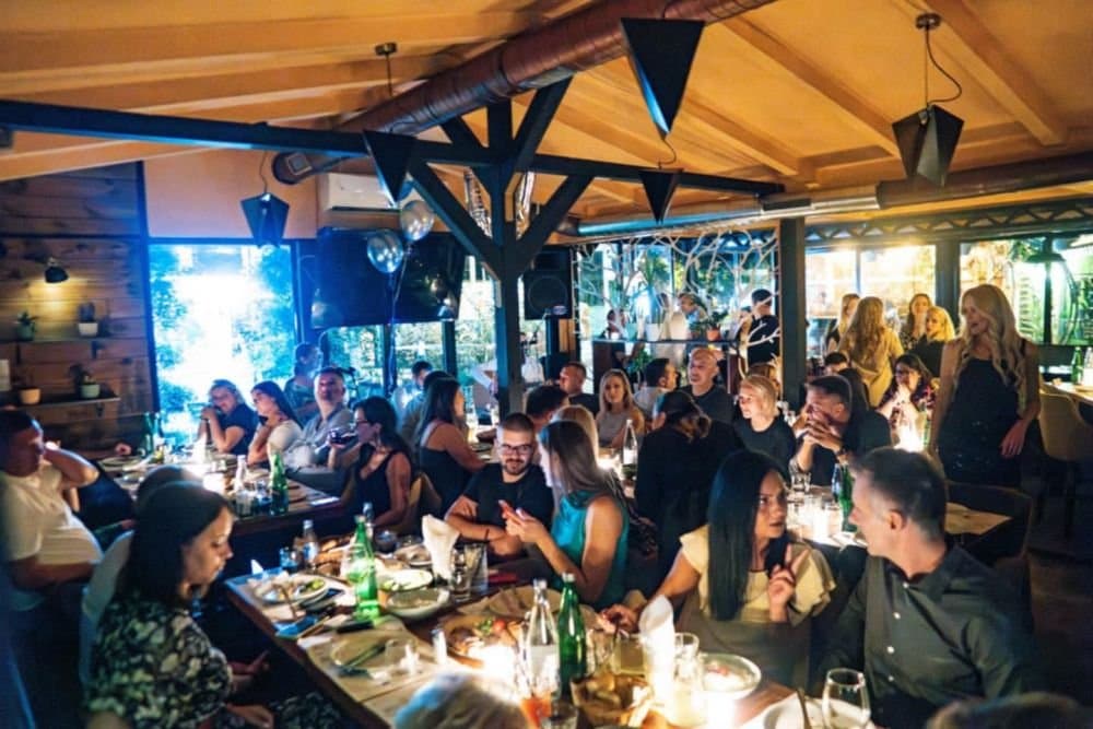 Puna sala Priče uveče